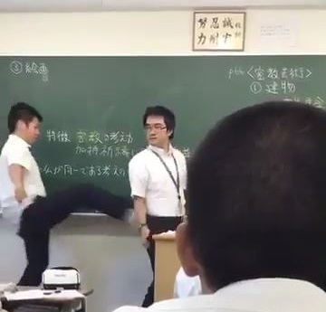 いやあ、博多高校の男子生徒、ひどいね。さすがに教師に蹴りを入れるというのは、どうなんでしょう。