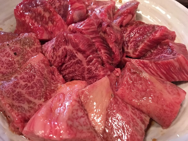 赤坂大関の焼肉、牛一匹セットとか牛半分セットとかあって面白い。そして、厚切りなのが食べごたえがあって嬉しいです。