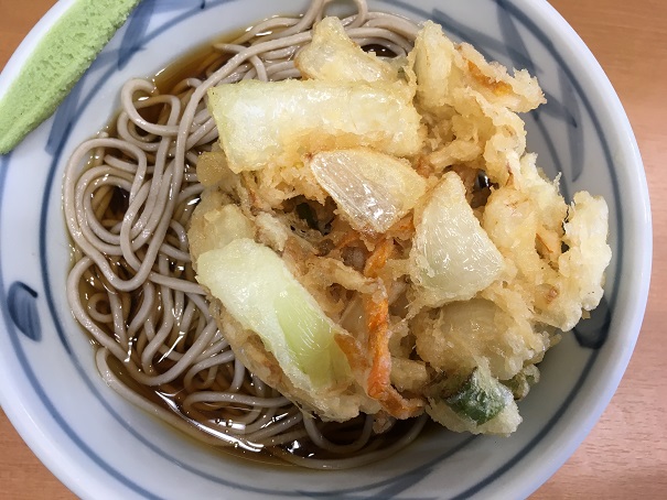 加賀のかき揚げ蕎麦、かき揚げが本当に揚げたてなので、アツアツで美味しいです。