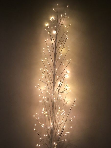 クリスマスツリーを買い換えました。180cmのでかいやつ。一見するとオシャレでクールな感じですが、近くで見ると…