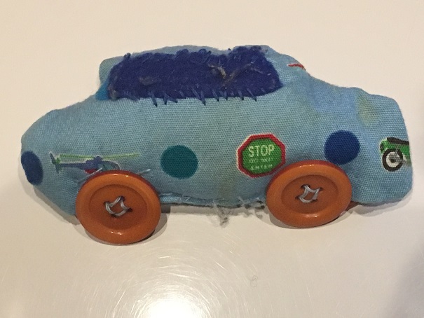 長女が幼稚園の頃、長男のために作った「車」を見つけました。懐かしいです。この頃は仲良し姉弟だったんですけどねぇ。