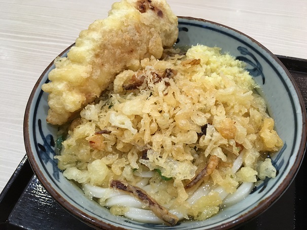 宮武の讃岐うどん、半熟卵の天ぷらが好みだったけど、かしわ天もなかなか美味しいですね。