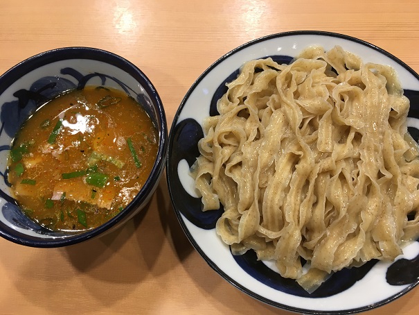 青葉の麺は2種類あったことに気づきました。甲乙つけがたいけど、珍しさで平打ち麺かな。