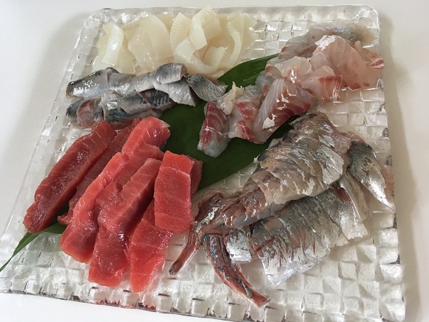 台風のため、家でおとなしく手巻き寿司パーティー。さすが角上魚類、魚が美味しいです。