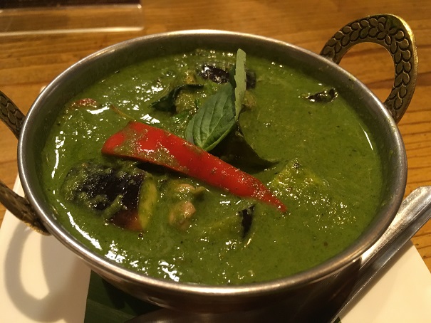 ラコタのグリーンカレーは、色が濃い緑でびっくり。味はスパイスが効いていて、美味しかったです。