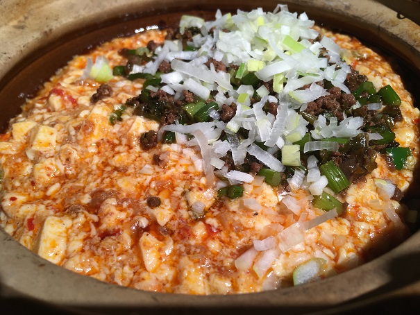 黒猫夜の土鍋に入った麻婆豆腐風なご飯が最高に美味しかったです。また来たいと思いました。