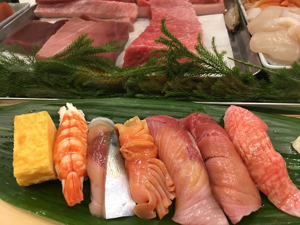 豊洲市場にある寿司屋さん、やまざきで握りを食べました。うーん、観光地クオリティでしょうか。
