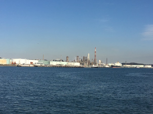 今は、四大工業地帯のトップは中京なんですね。京浜も頑張れということで、磯子付近の写真を撮りました。
