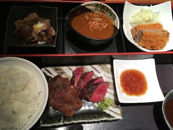 金舌赤坂の上遅得定食は、いろいろなものが食べることができて、満足度が高いです。