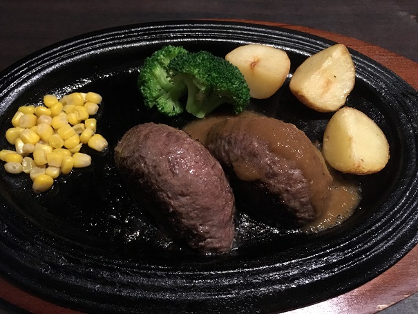五反田にある銭場精肉店 溶岩焼肉のハンバーグ、レアで肉も美味しく、かなりお勧めです。
