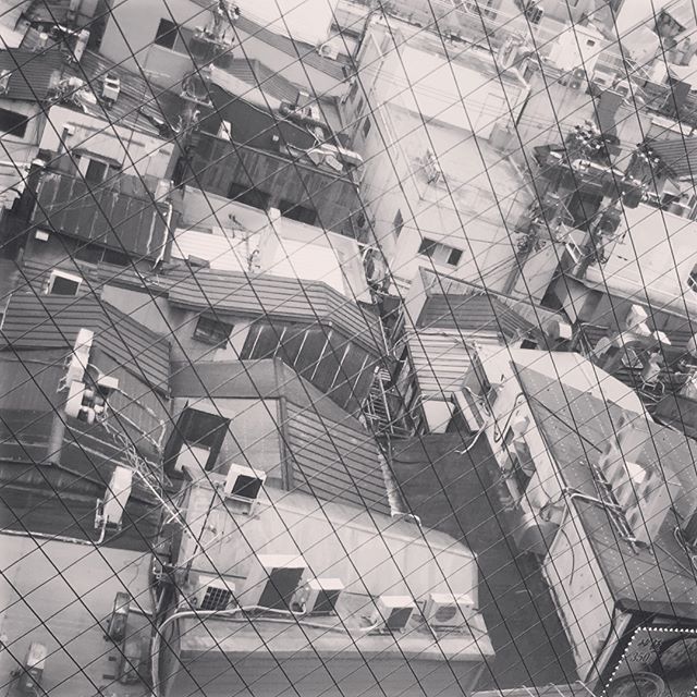 吉祥寺のハモニカ横丁を上から見たら、昭和というか、戦後だった。  – Instagramより