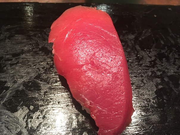 リーズナブルな寿司屋の代表格、すし谷。この日はまぐろの赤身が最高に美味しかったです。