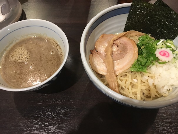 東京駅のラーメンストリートにある斑鳩、濃厚煮干つけ麺だけど、ごく普通。なぜ人気なのかはわかりませんでした。