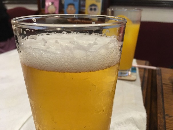 フィレンツェでビール。ちょっとしたつまみと、オレンジジュースと合わせて1000円未満は嬉しい。
