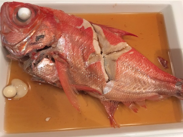 角上魚類バンザイ。金目鯛の煮つけ。これが1400円で買えるなんて、嬉しい限りです。