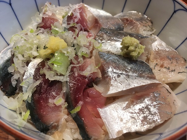 京すし、八重洲にあるお寿司屋さん。この場所ということを考えると、ランチの丼はお勧めです。