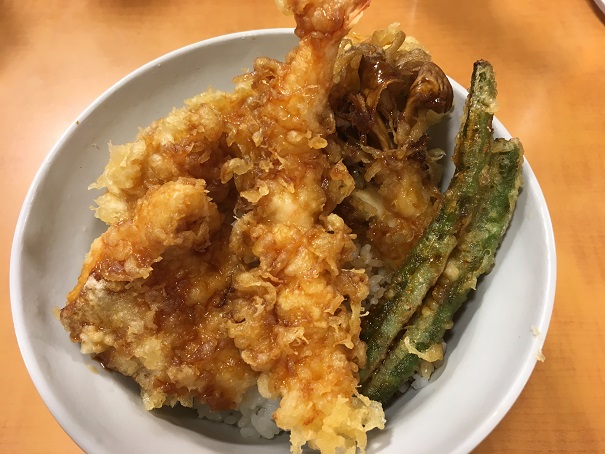 てんやの天丼、悪くはないですけど、せっかく天ぷらを食べるなら、もっと、本格的なところで食べれば良かった、と思いました。