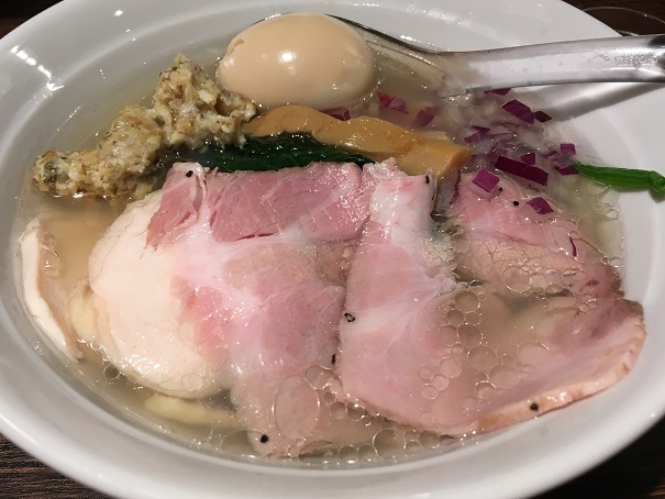 竹祥の中華そば、あっさりさっぱりしていて、貝出汁のスープは美味しいです。麺はちょっと好みじゃないですけど。