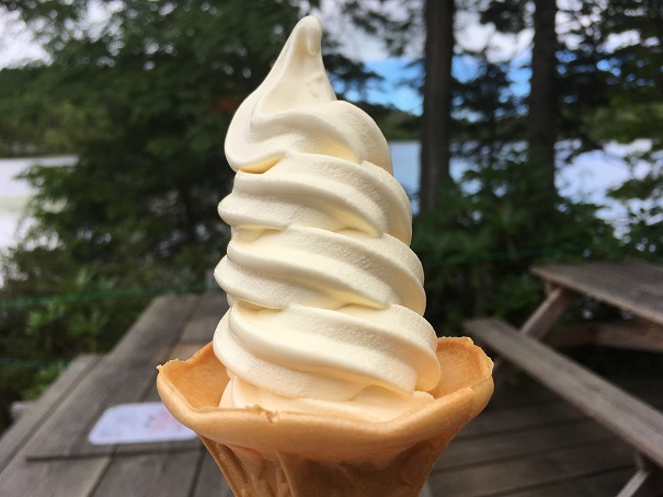 白駒荘の濃厚ソフトクリーム、本当に濃厚で美味しかったです。自然の中で食べるソフトクリームは最高ですね。