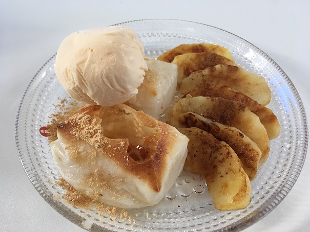 長女が作ってくれた朝ごはん。餅に焼き林檎にアイスという絶妙な組み合わせで、美味しかったです。