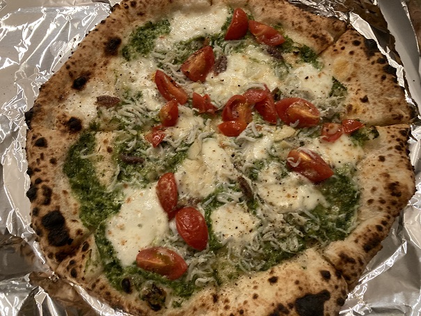 GONZOのピザをテイクアウトして、野菜のグリル焼きと一緒に食べました。ピザが美味しいと盛り上がりますね。