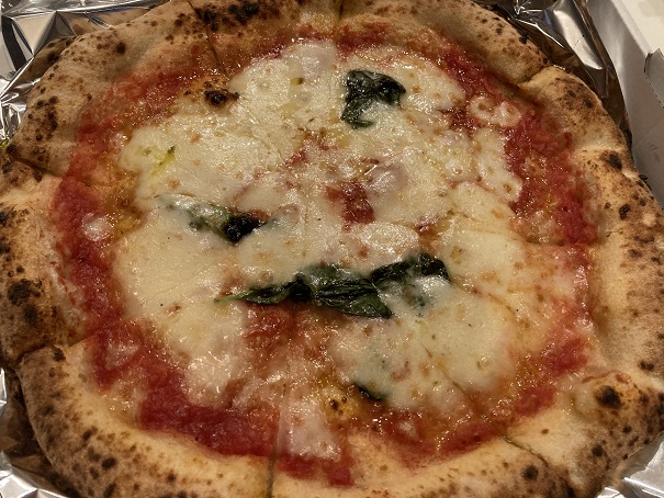 Pizzeria&Trattoria GONZOのピザが、美味しくて、テイクアウトで、飲んだくれるのに最適です。