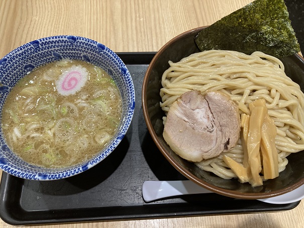 舎鈴のつけ麺、つけ麺は普通でしたが、卓上にある黒七味とか、ゆず粉などが充実していて良かったです。