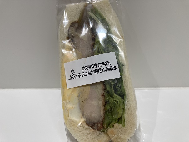 AWESOME SANDWICHESのサンドイッチ。具の厚みがハンパなくていいですね。ただ、１個じゃ物足りないけど、２個食べたら満腹なので、私には微妙なサイズです。