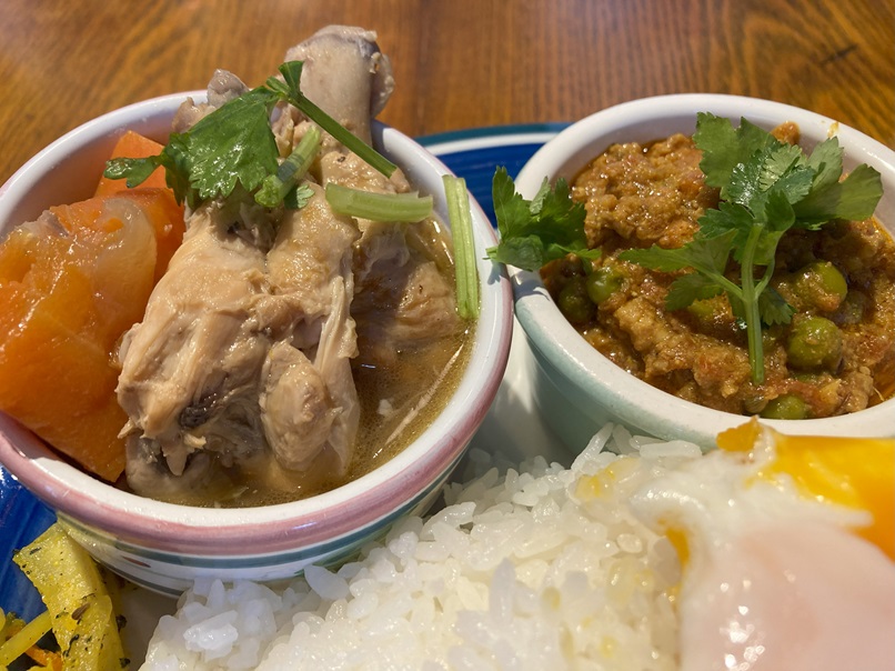 アジアn’バル カエル、思っていたより大盛が大盛でした。いろいろな国籍の料理があって面白いです。