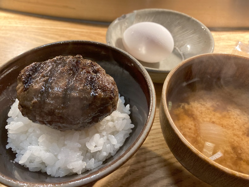 挽肉と米、ここのハンバーグシステムは、行列ができるのも納得で、並んでも食べたいと思えるクオリティです。