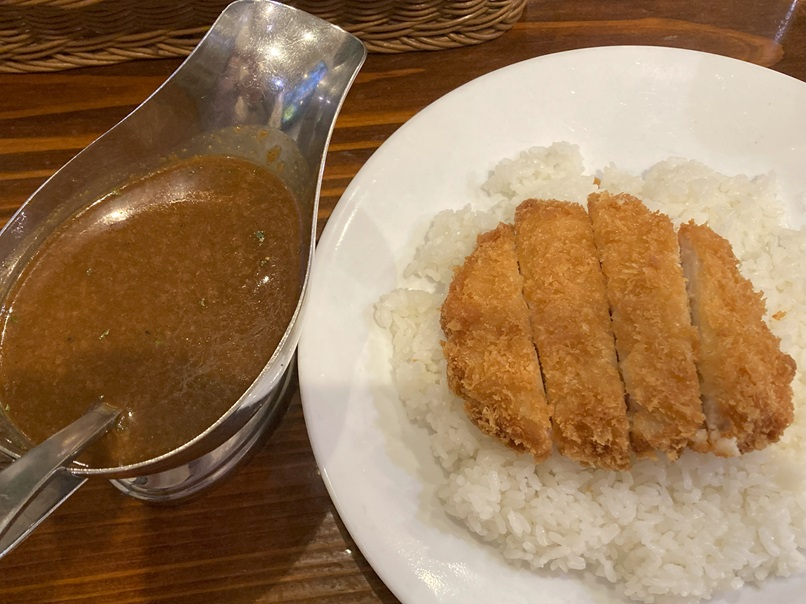 新橋の駅前ビルの地下にあるカリカルのカレーが、じんわりと辛くて美味しいです。