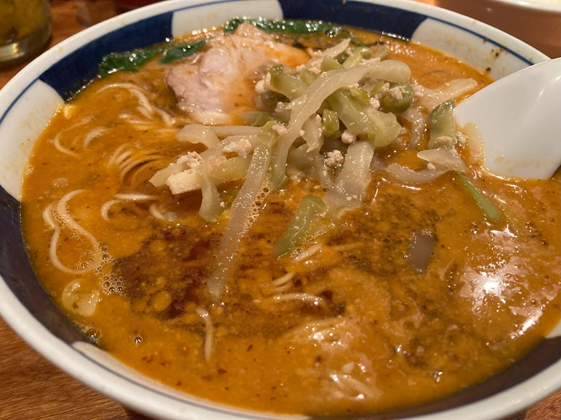 はしごの搾菜担々麺、有名店みたいですけど、それほどでもなかったです。麺は好みでしたが、もう少し辛さと肉感が欲しかったです。