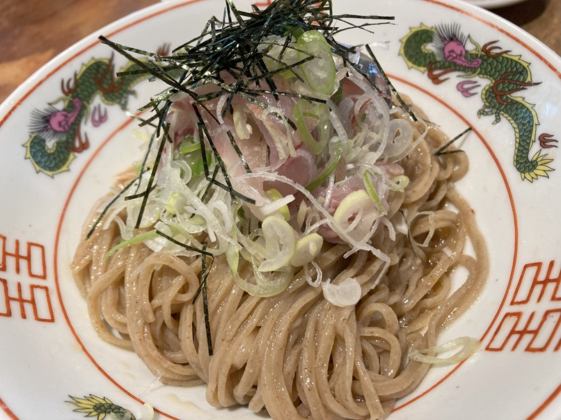 三鷹にあるラーメン酒場の和え麺が美味しすぎて、ずっとラーメンだけ食べ続けたいと思いました。日本酒も安くてリーズナブルで素晴らしいです。