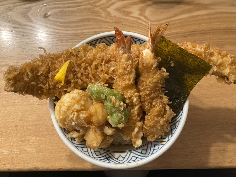 金子屋の穴子天丼、穴子がはみ出ていて盛り上がります。ちょっと食べにくいんですけどね。