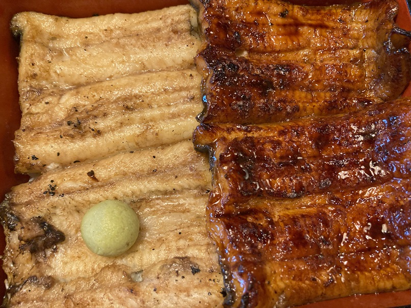 一味亭の紅白うな重、普通の蒲焼きと白焼きの両方が食べることができて盛り上がります。