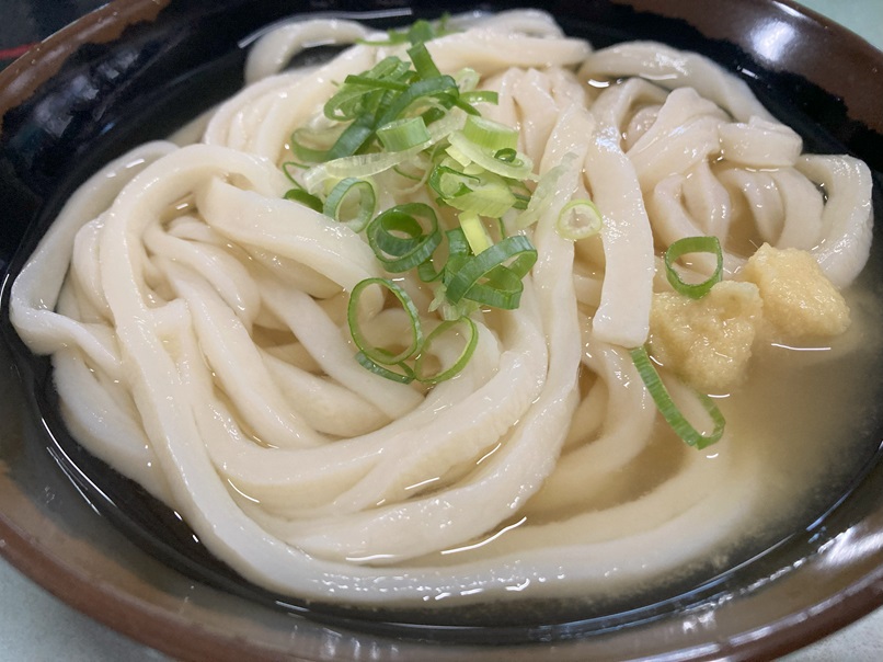 山内うどん店、うどんのコシと出汁の美味しさのバランスがとてもいい、王道の讃岐うどんです。