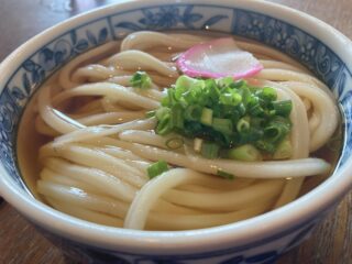 もう何がなんでもうどんが食べたくて立ち寄った、情熱うどん わらくはちょっとイメージが違いました。