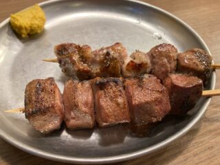 紅とん、素直に焼き物を頼むのが良い気がします。低温調理の肉刺しは、それほどでもなかったです。