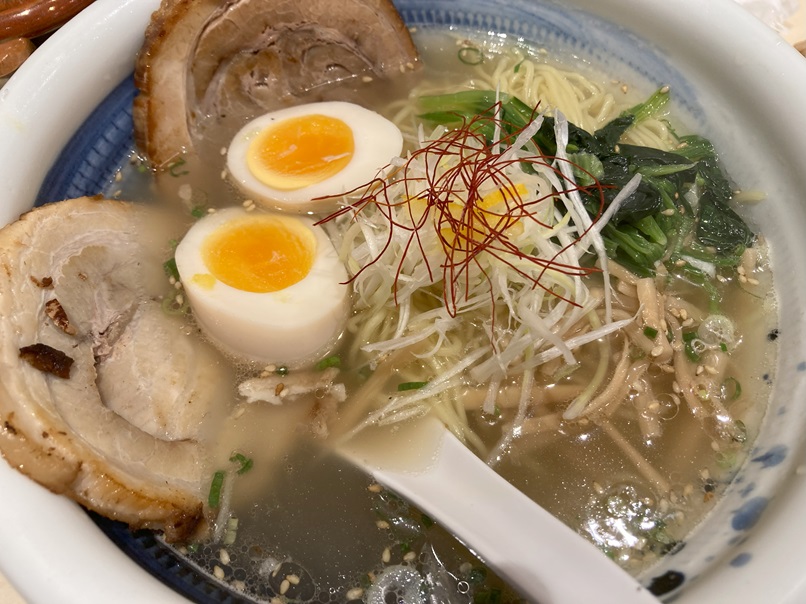 俺流塩ラーメン、ラーメンそのものよりも、卓上の味変トッピングのバリエーションが最高です。