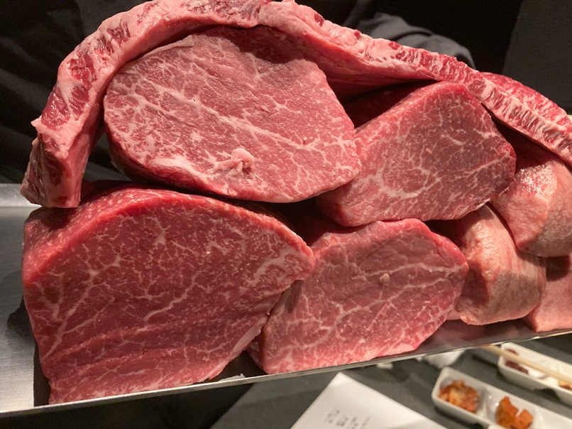 一心不乱で、焼肉を一心不乱に食らう。肉づくしでサイコーです。ただ、以前よりも食べられなくなってしまった私が残念でならないです。