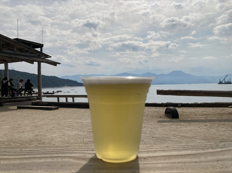 またいちの塩の製塩所を見学した後に飲んだビール。これは大失敗でした。プリンにしておくべきでしたね。