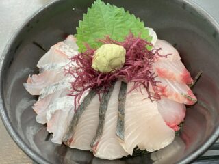 JF糸島の海鮮丼が美味しすぎる。本当に地元でとれた魚だけを使っているところが素晴らしいです。