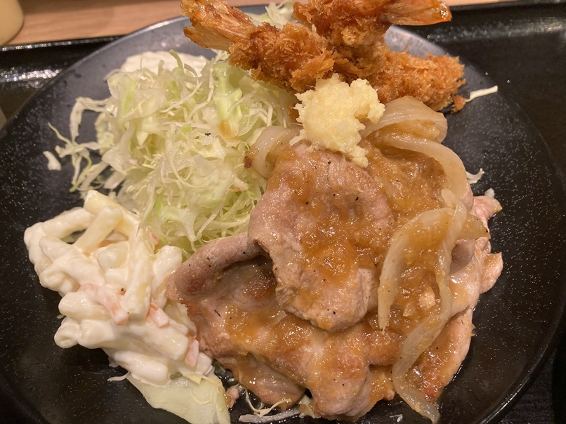 野郎めし、店名が表す通り、ガッツリ食べたい人向けのお店。どれもガツンと来る量なので、どれにするか迷っちゃいます。