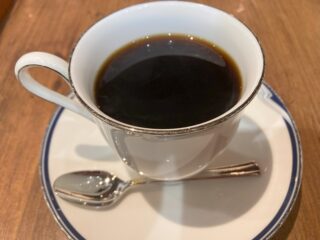 但馬屋珈琲店のハヤシライスはちょっとガッカリでした。コーヒーは美味しかったので、次回行くとしたら喫茶で行きます。