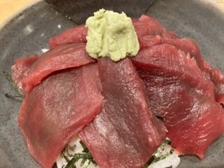 鮪小屋本店の赤身丼、増量したので、赤身のボリューム感は良かったのですが、ねっとり感が足りないのが残念でした。