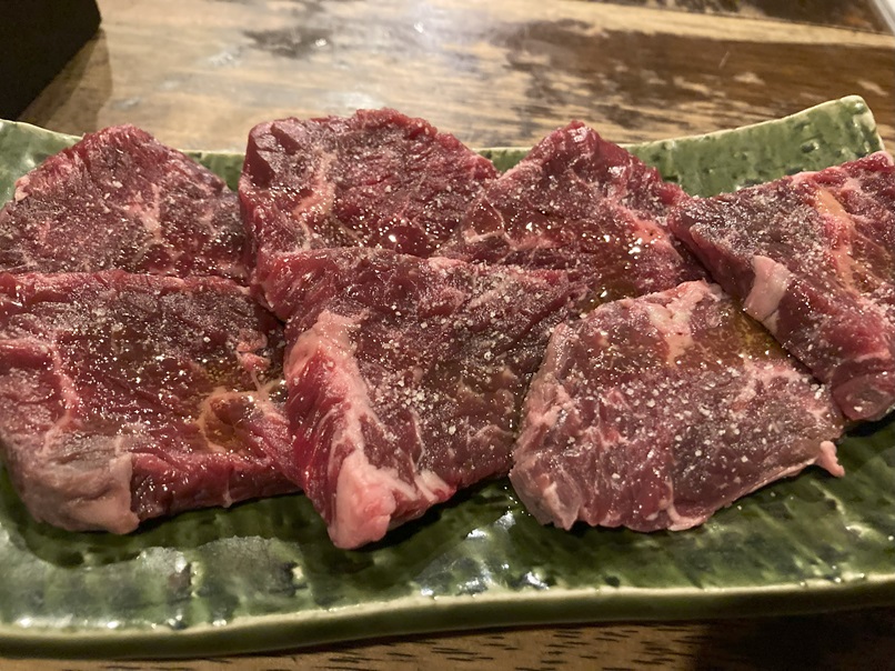 「わ」の肉がリーズナブルで美味しい。メガジョッキと肉で、お一人様でも大満足です。