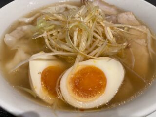 喜多方ラーメンの坂内、あっさりしているラーメンはありがたいけれども、トッピングの値段が高すぎる気がします。