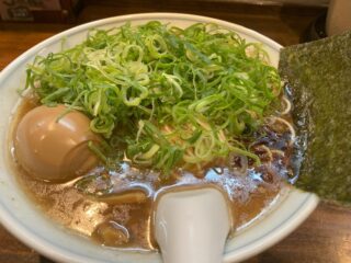 むらさき山のラーメン、学生向けなのか、少し濃いめだけど、優しい味でいくらでも食べれそうでした。