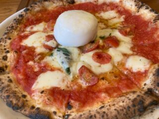 Pizzeria&Trattoria GONZOの窯で焼いているピザは安定の美味しさですね。