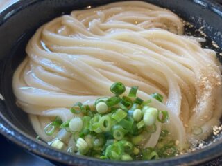 うどんの白石、こう暑くなってくると、冷かけのヘビーローテーションになりますね。